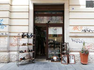 Ci spostiamo in via Bozzi, nei pressi del teatro Petruzzelli. Qui ad angolo con via Montenegro dal 1950 affonda le sue radici la calzoleria �Nato Artigiano� 